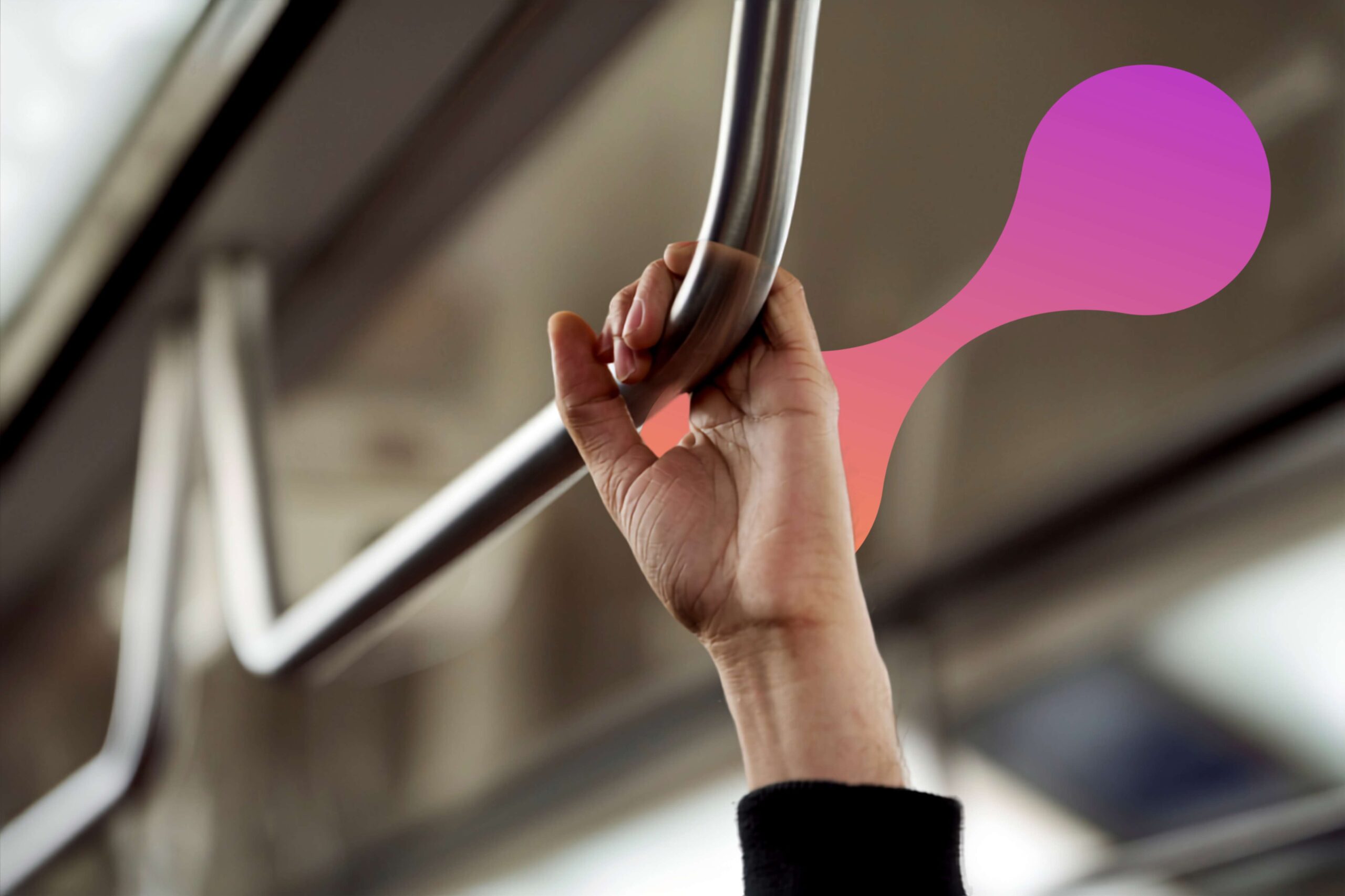 Une main tenant une barre dans un transport