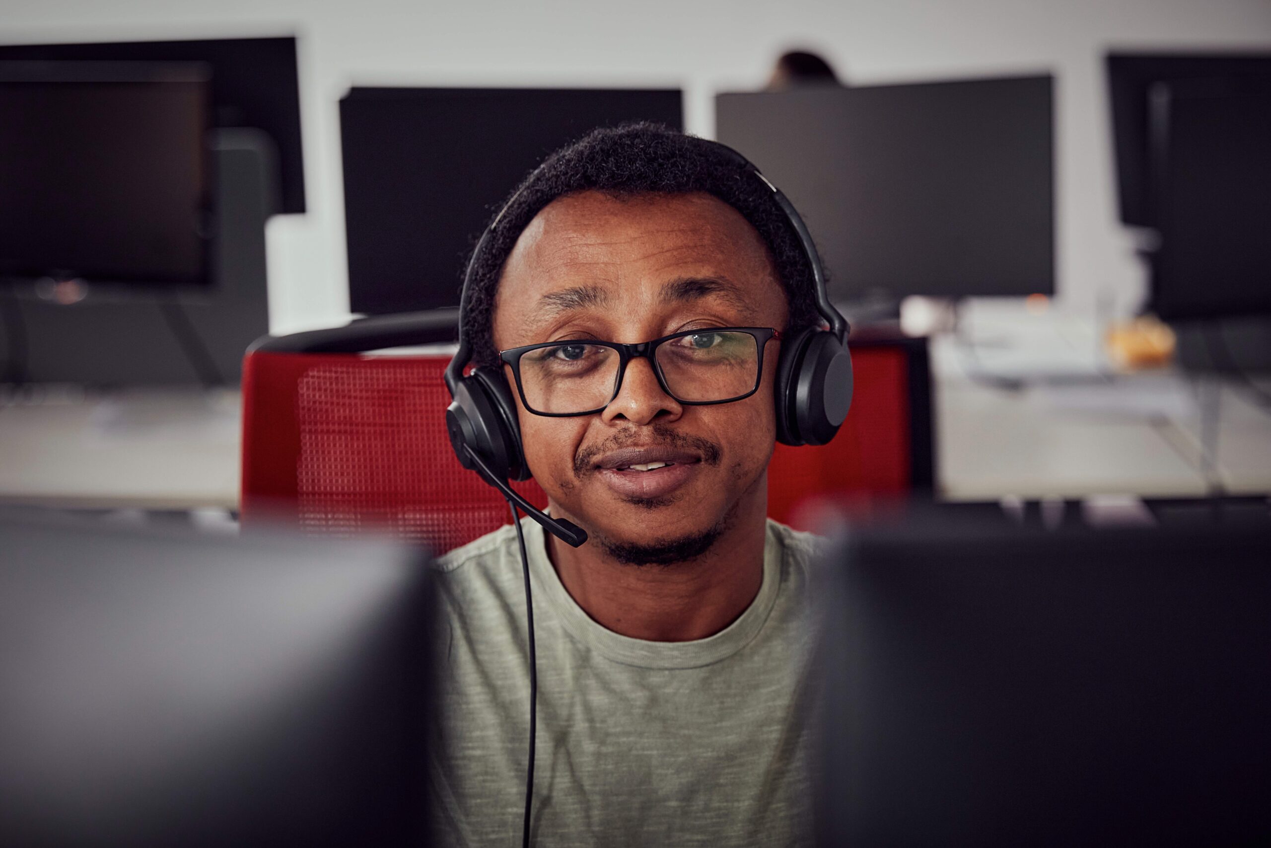 Un conseiller mobilité avec son casque téléphonique