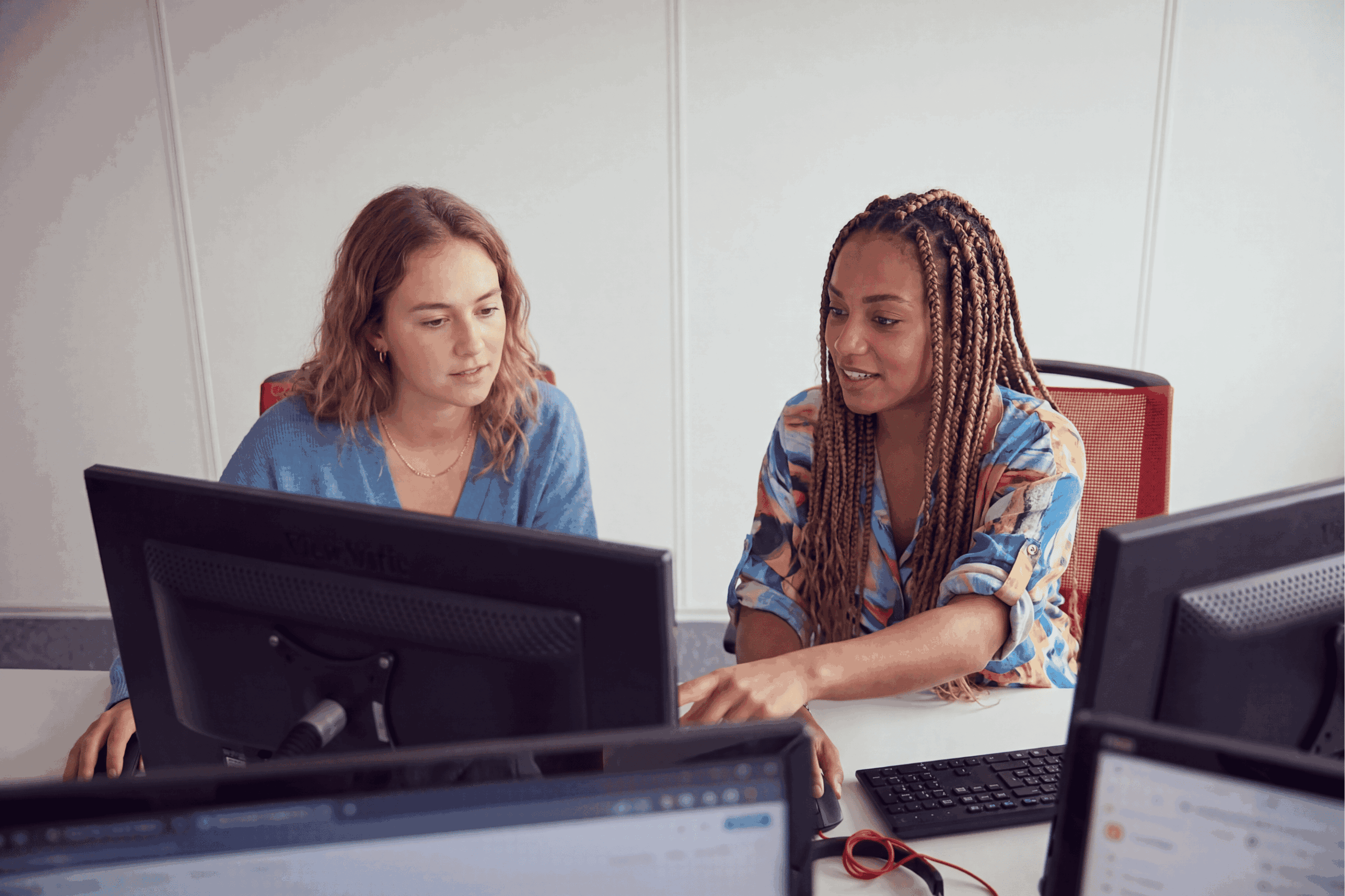 Deux collaboratrices Kisio à leur poste de travail